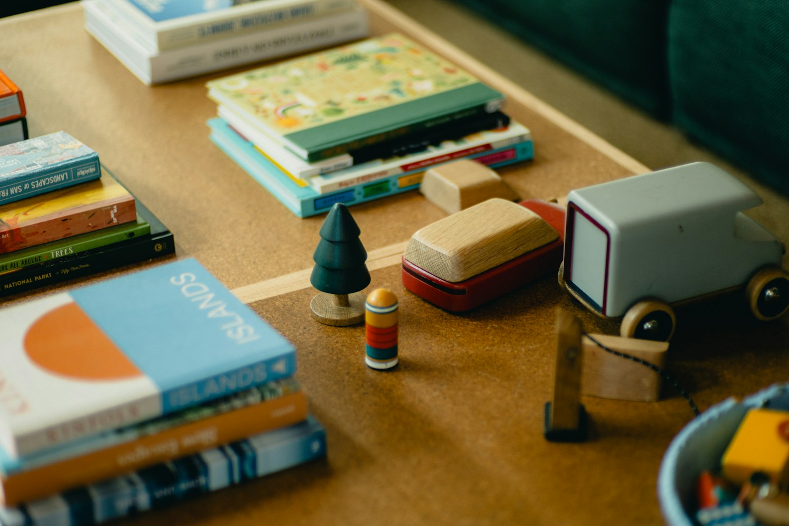 Speelgoed op een kinderbed